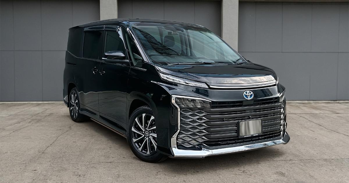 toyota voxy hybrid image