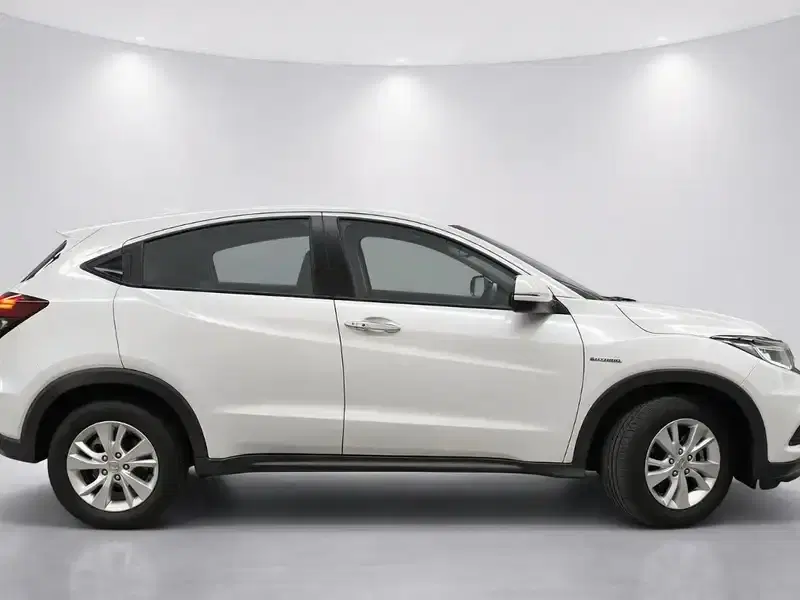 2019 Honda Vezel RU3 in Pearl — exterior view 7 2019 Honda Vezel RU3 in Pearl — exterior view 7