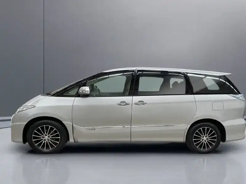 2011 Toyota Estima AHR20W in Silver — exterior view 3 2011 Toyota Estima AHR20W in Silver — exterior view 3