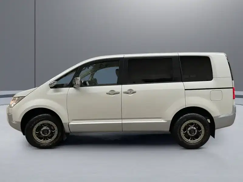 2015 Mitsubishi Delica CV1W in White — exterior view 3 2015 Mitsubishi Delica CV1W in White — exterior view 3