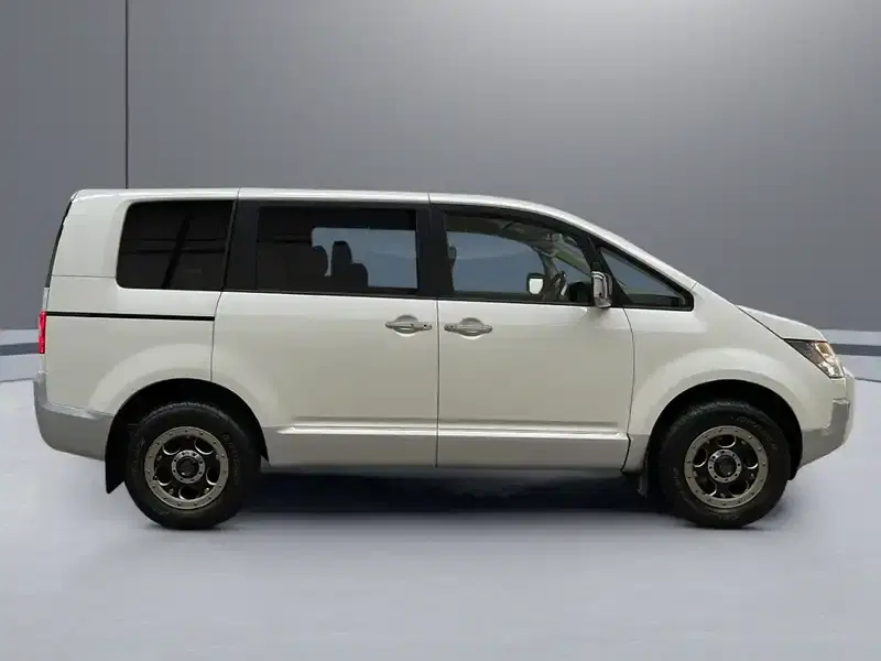 2015 Mitsubishi Delica CV1W in White — exterior view 7 2015 Mitsubishi Delica CV1W in White — exterior view 7