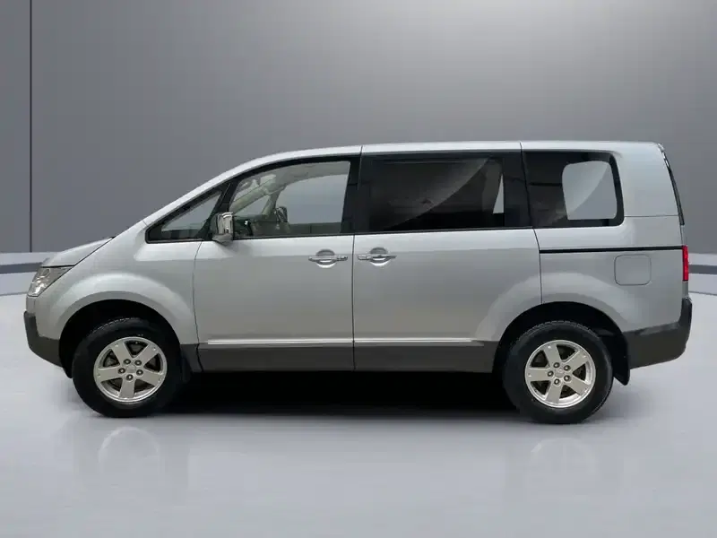2015 Mitsubishi Delica CV1W in Silver — exterior view 3 2015 Mitsubishi Delica CV1W in Silver — exterior view 3