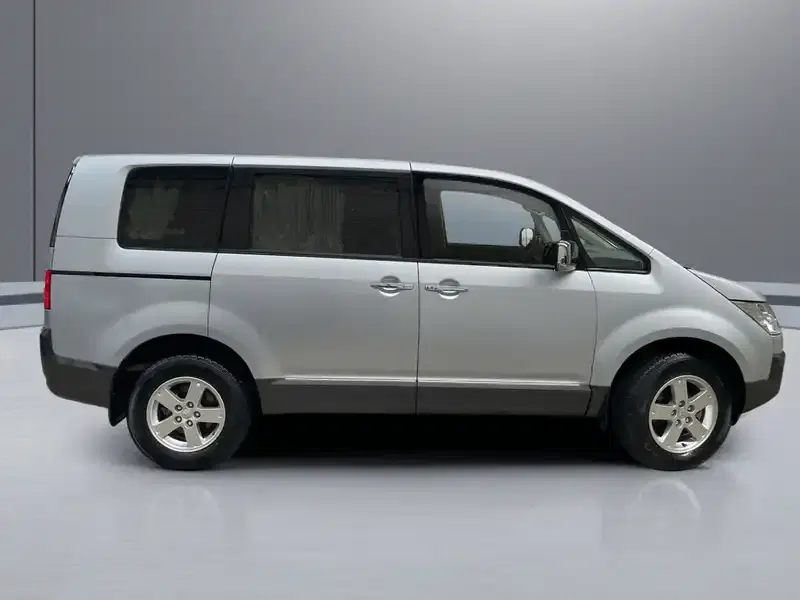 2015 Mitsubishi Delica CV1W in Silver — exterior view 6 2015 Mitsubishi Delica CV1W in Silver — exterior view 6