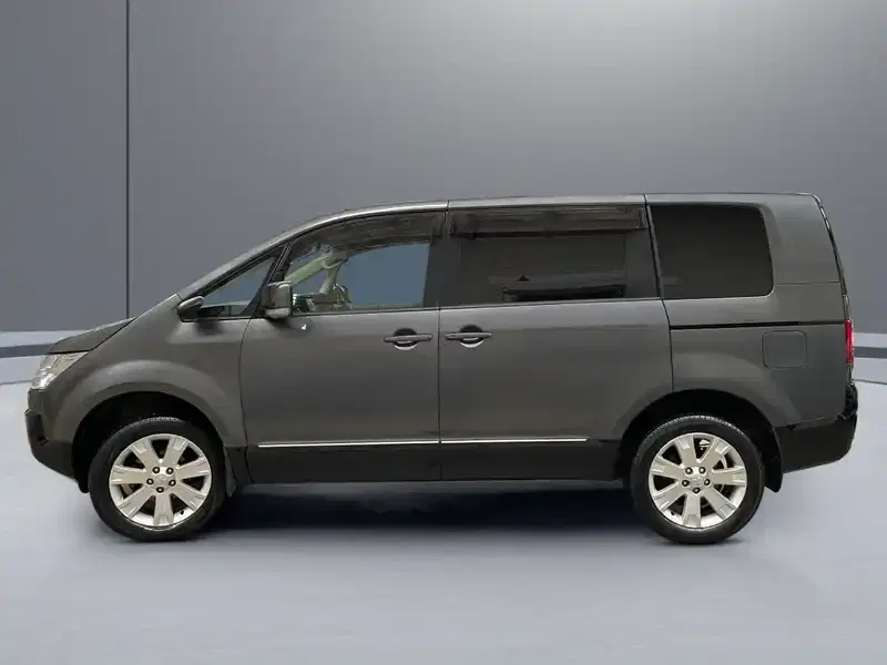 2017 Mitsubishi Delica CV1W in Grey — exterior view 3 2017 Mitsubishi Delica CV1W in Grey — exterior view 3