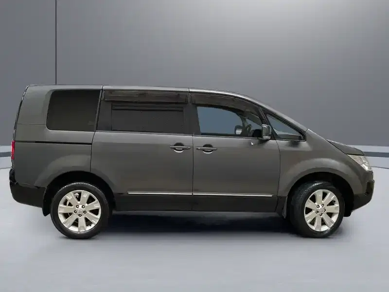 2017 Mitsubishi Delica CV1W in Grey — exterior view 7 2017 Mitsubishi Delica CV1W in Grey — exterior view 7