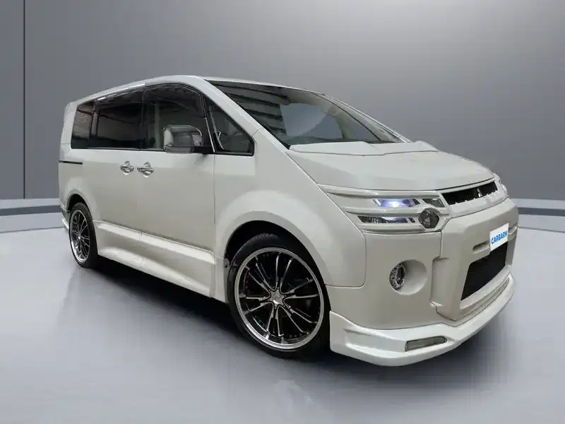 2010 Mitsubishi Delica CV5W in White — exterior view 1 2010 Mitsubishi Delica CV5W in White — exterior view 1