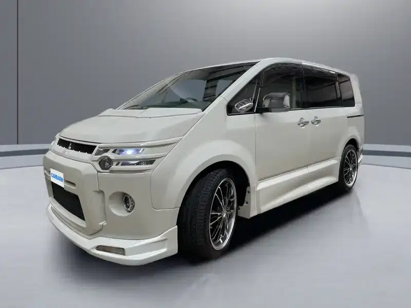 2010 Mitsubishi Delica CV5W in White — exterior view 2 2010 Mitsubishi Delica CV5W in White — exterior view 2