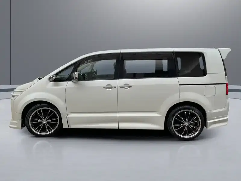 2010 Mitsubishi Delica CV5W in White — exterior view 3 2010 Mitsubishi Delica CV5W in White — exterior view 3