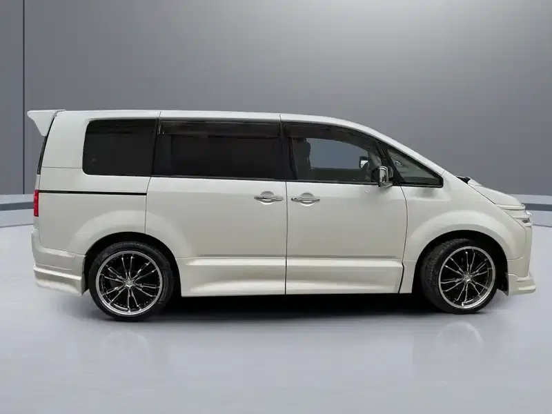 2010 Mitsubishi Delica CV5W in White — exterior view 7 2010 Mitsubishi Delica CV5W in White — exterior view 7