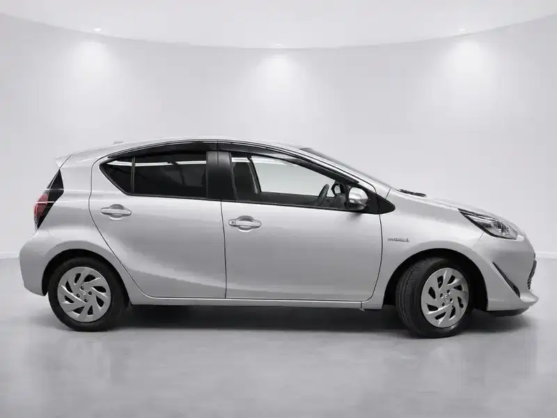 2017 Toyota aqua NHP10 in Silver — exterior view 7 2017 Toyota aqua NHP10 in Silver — exterior view 7