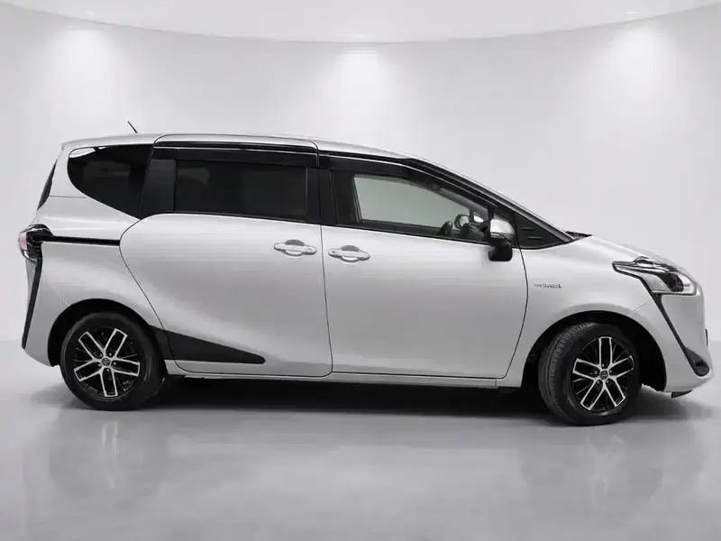 2020 Toyota Sienta NHP170G in Silver — exterior view 7 2020 Toyota Sienta NHP170G in Silver — exterior view 7