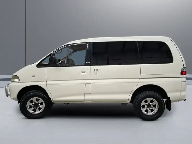 1995 Mitsubishi Delica PE8W in White — exterior view 3 1995 Mitsubishi Delica PE8W in White — exterior view 3