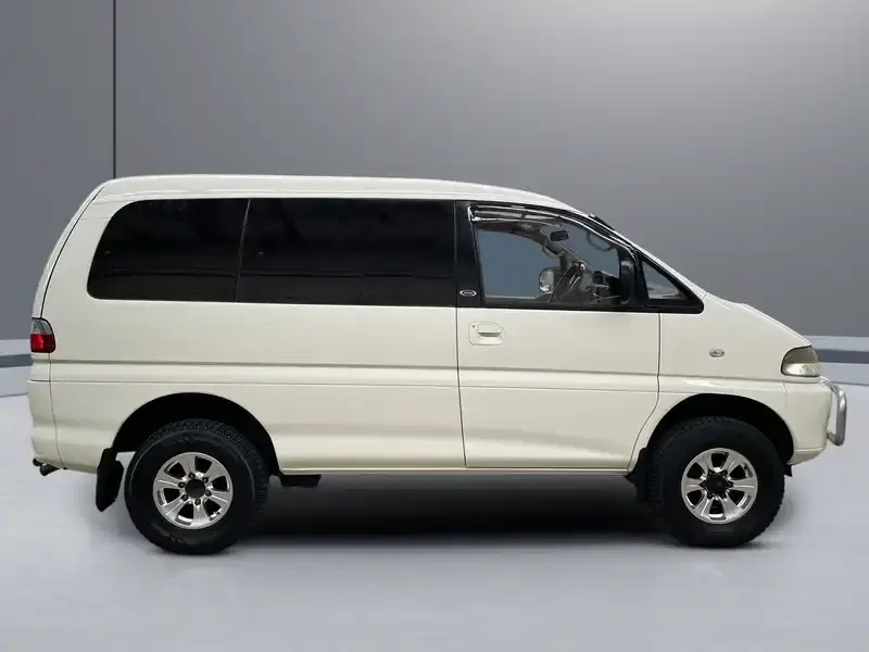 1995 Mitsubishi Delica PE8W in White — exterior view 7 1995 Mitsubishi Delica PE8W in White — exterior view 7