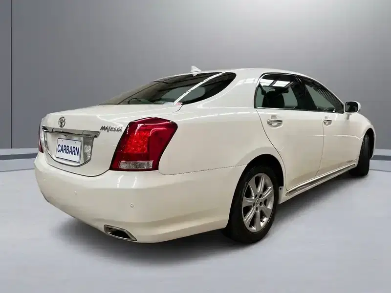 2012 Toyota Crown URS206 in Pearl — exterior view 6 2012 Toyota Crown URS206 in Pearl — exterior view 6