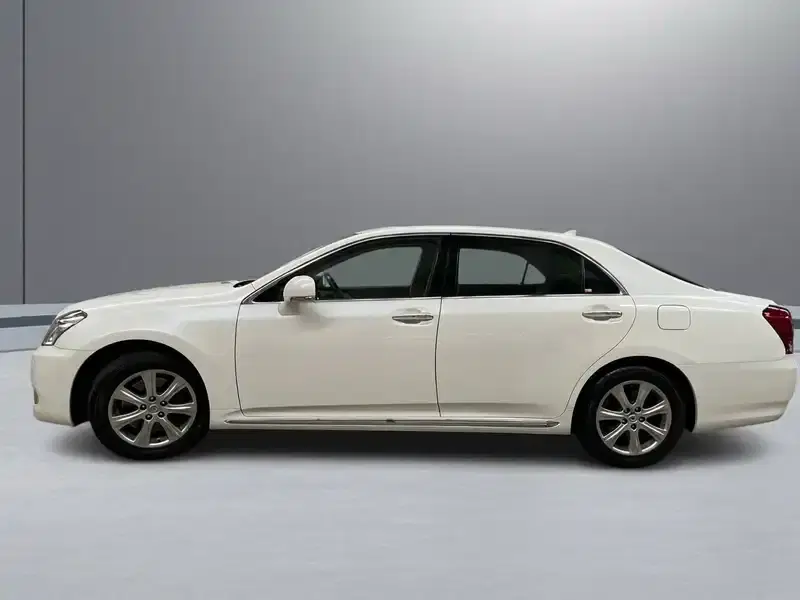 2012 Toyota Crown URS206 in Pearl — exterior view 3 2012 Toyota Crown URS206 in Pearl — exterior view 3