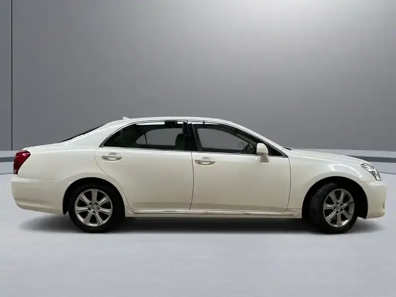 2012 Toyota Crown URS206 in Pearl — exterior view 7 2012 Toyota Crown URS206 in Pearl — exterior view 7