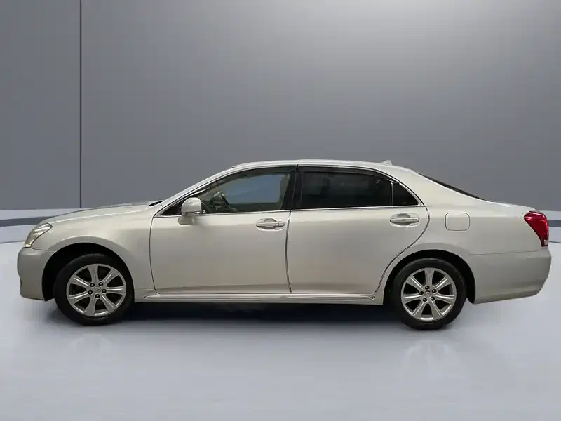 2012 Toyota Crown URS206 in Silver — exterior view 3 2012 Toyota Crown URS206 in Silver — exterior view 3