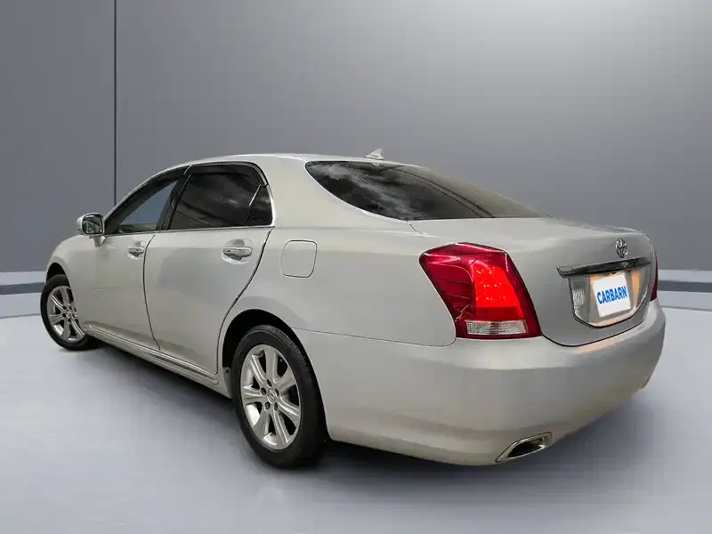 2012 Toyota Crown URS206 in Silver — exterior view 4 2012 Toyota Crown URS206 in Silver — exterior view 4