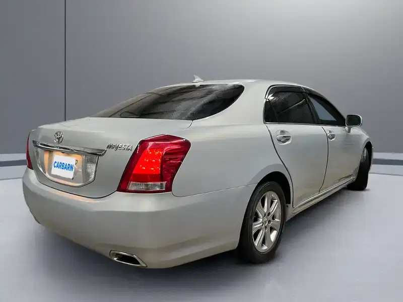 2012 Toyota Crown URS206 in Silver — exterior view 6 2012 Toyota Crown URS206 in Silver — exterior view 6
