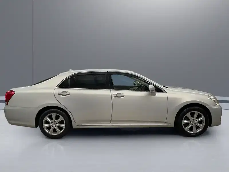 2012 Toyota Crown URS206 in Silver — exterior view 7 2012 Toyota Crown URS206 in Silver — exterior view 7