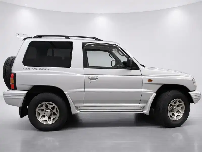 1998 Mitsubishi Pajero V25 in Silver — exterior view 7 1998 Mitsubishi Pajero V25 in Silver — exterior view 7