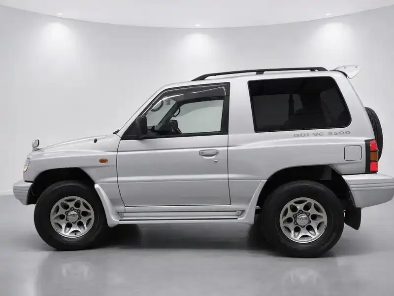 1998 Mitsubishi Pajero V25 in Silver — exterior view 3 1998 Mitsubishi Pajero V25 in Silver — exterior view 3