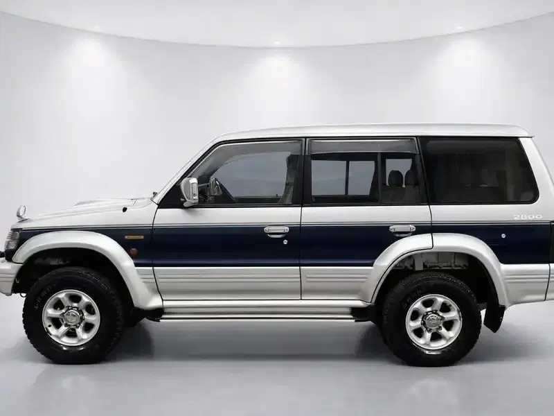 1994 Mitsubishi Pajero V46 in Silver — exterior view 3 1994 Mitsubishi Pajero V46 in Silver — exterior view 3
