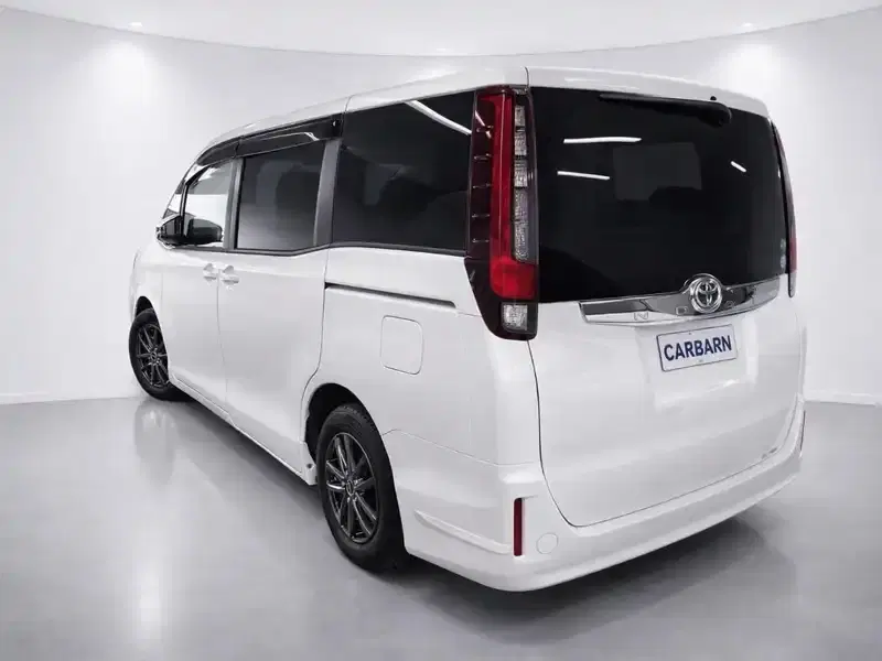 2015 Toyota Noah ZRR80G in Pearl — exterior view 2 2015 Toyota Noah ZRR80G in Pearl — exterior view 2