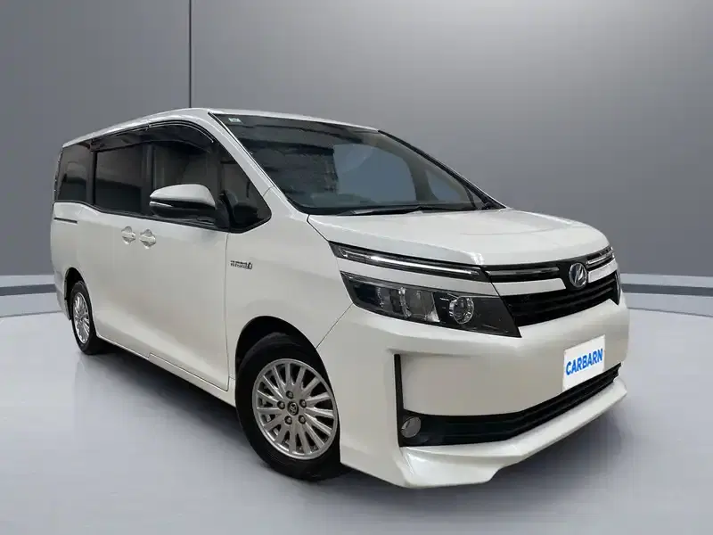2015 Toyota Voxy ZWR80G in White — exterior view 1 2015 Toyota Voxy ZWR80G in White — exterior view 1