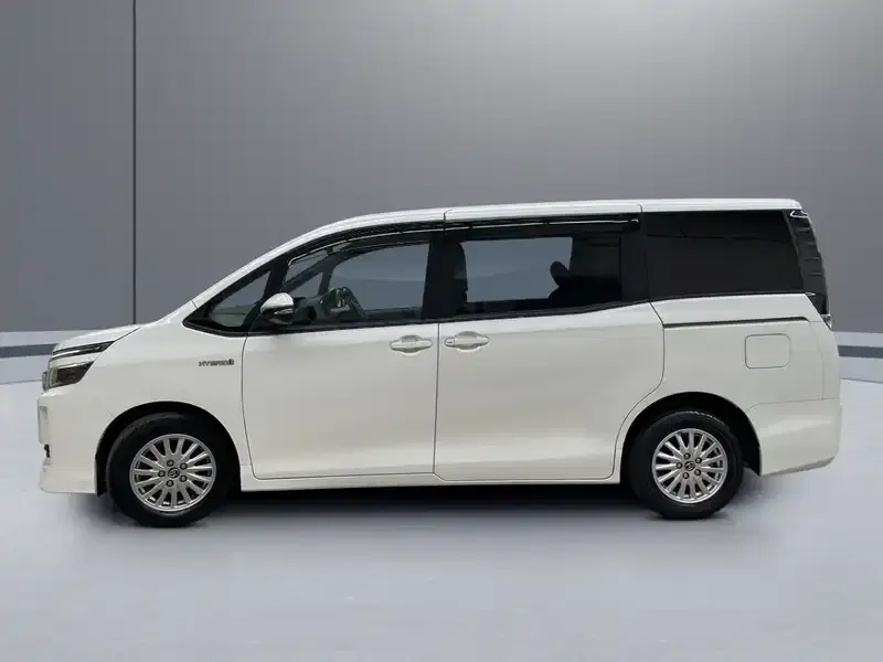 2015 Toyota Voxy ZWR80G in White — exterior view 3 2015 Toyota Voxy ZWR80G in White — exterior view 3