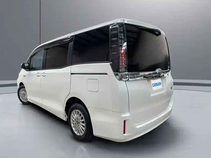 2015 Toyota Voxy ZWR80G in White — exterior view 4 2015 Toyota Voxy ZWR80G in White — exterior view 4