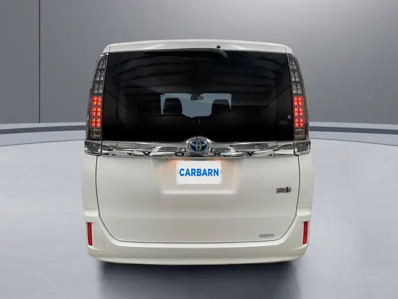 2015 Toyota Voxy ZWR80G in White — exterior view 5 2015 Toyota Voxy ZWR80G in White — exterior view 5
