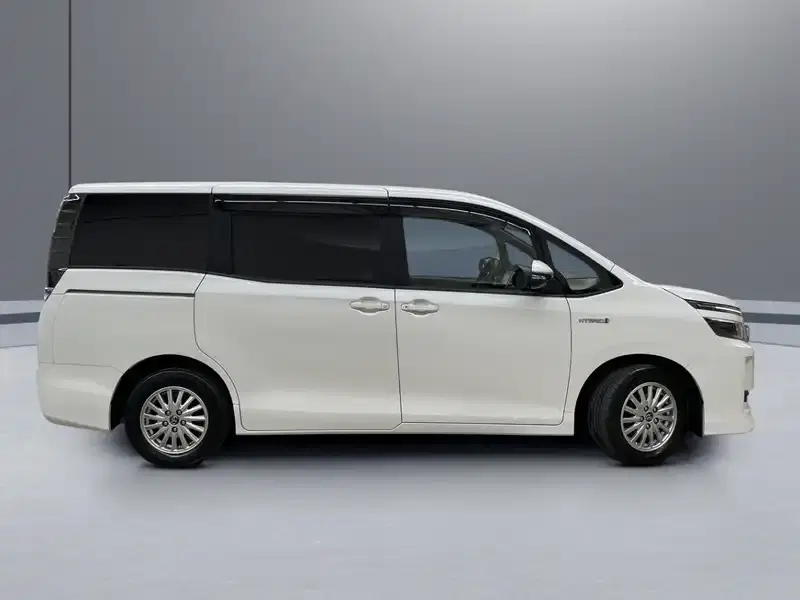 2015 Toyota Voxy ZWR80G in White — exterior view 7 2015 Toyota Voxy ZWR80G in White — exterior view 7