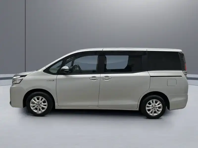 2019 Toyota Voxy ZWR80G in Silver — exterior view 3 2019 Toyota Voxy ZWR80G in Silver — exterior view 3