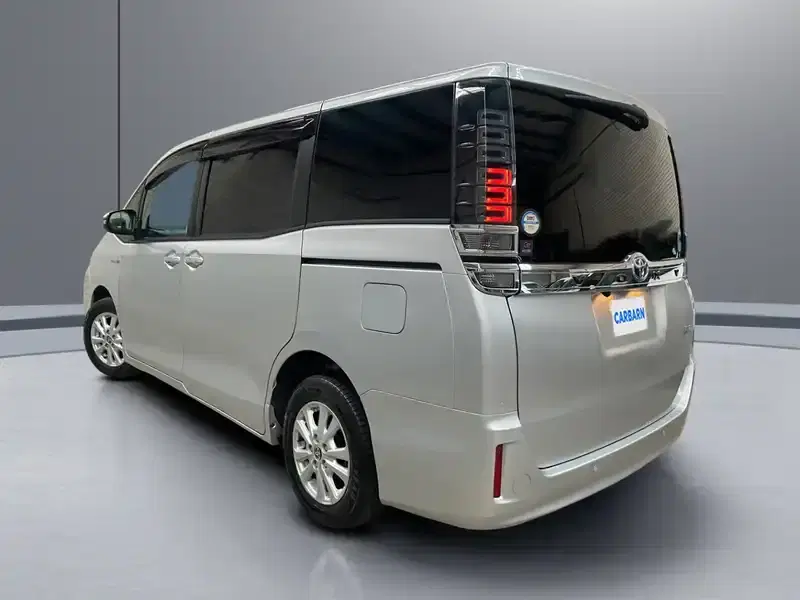 2019 Toyota Voxy ZWR80G in Silver — exterior view 4 2019 Toyota Voxy ZWR80G in Silver — exterior view 4