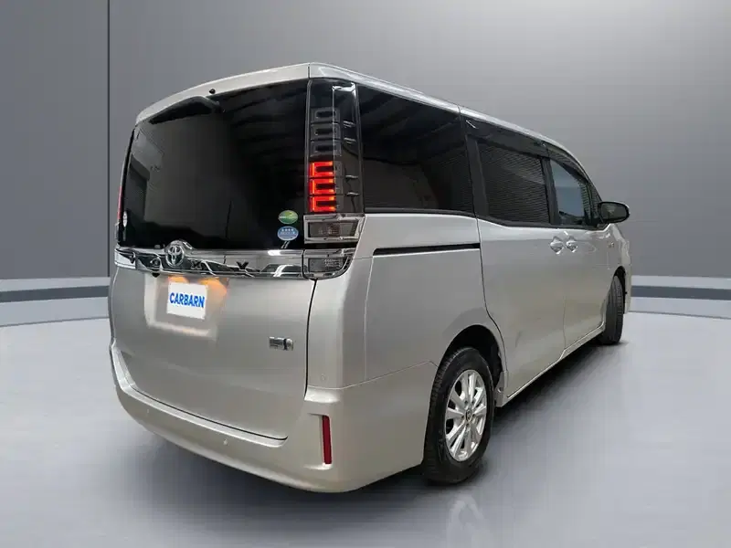 2019 Toyota Voxy ZWR80G in Silver — exterior view 6 2019 Toyota Voxy ZWR80G in Silver — exterior view 6