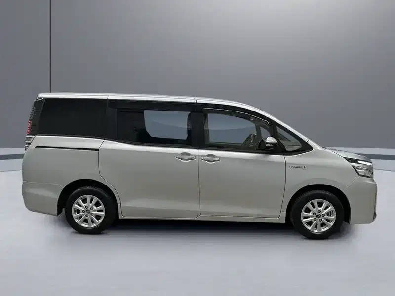 2019 Toyota Voxy ZWR80G in Silver — exterior view 7 2019 Toyota Voxy ZWR80G in Silver — exterior view 7