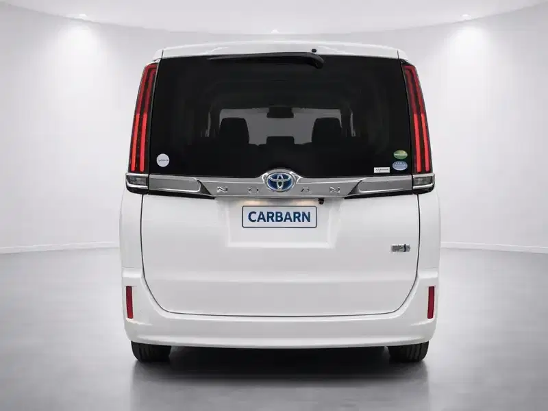 2020 Toyota Noah ZWR80G in Pearl — exterior view 5 2020 Toyota Noah ZWR80G in Pearl — exterior view 5