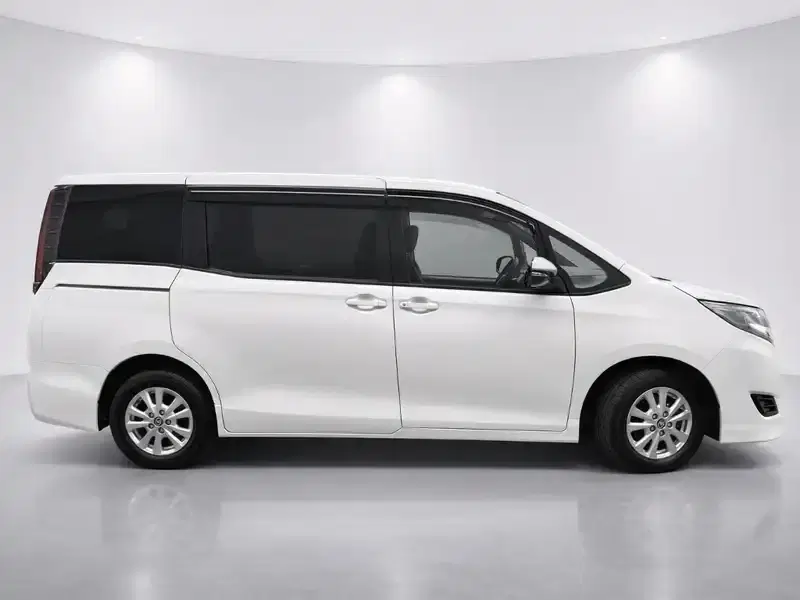 2020 Toyota Noah ZWR80G in Pearl — exterior view 7 2020 Toyota Noah ZWR80G in Pearl — exterior view 7