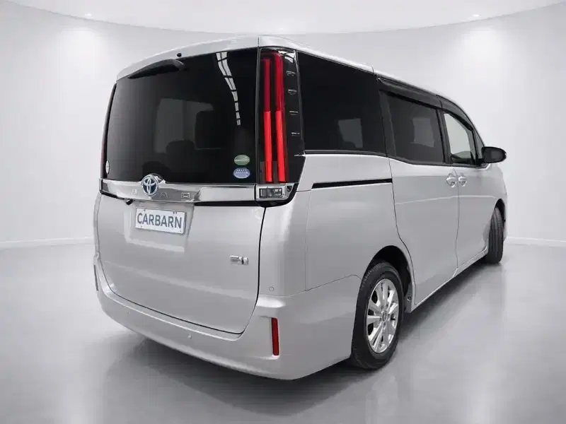 2020 Toyota Noah ZWR80G in Silver — exterior view 6 2020 Toyota Noah ZWR80G in Silver — exterior view 6