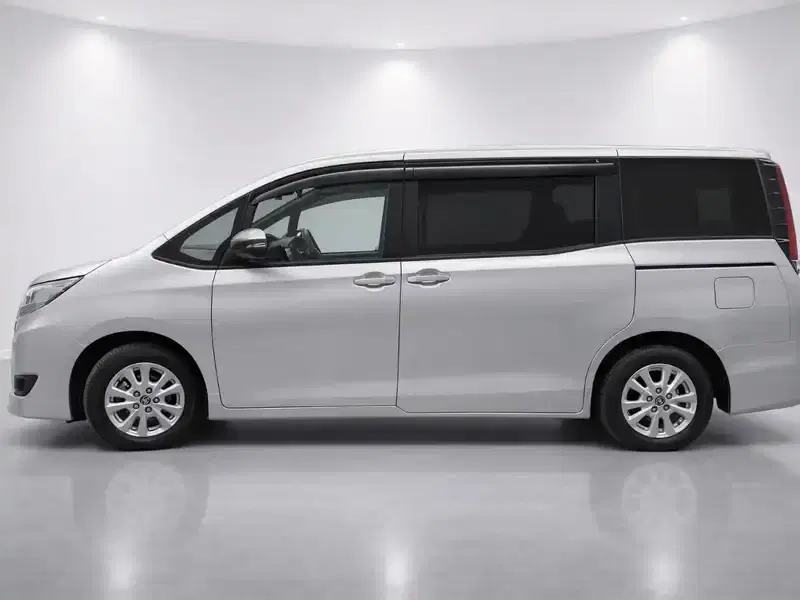 2020 Toyota Noah ZWR80G in Silver — exterior view 3 2020 Toyota Noah ZWR80G in Silver — exterior view 3