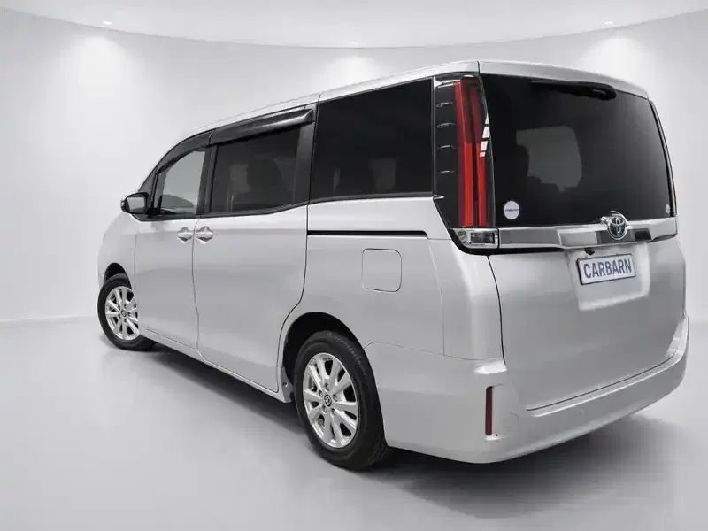 2020 Toyota Noah ZWR80G in Silver — exterior view 4 2020 Toyota Noah ZWR80G in Silver — exterior view 4
